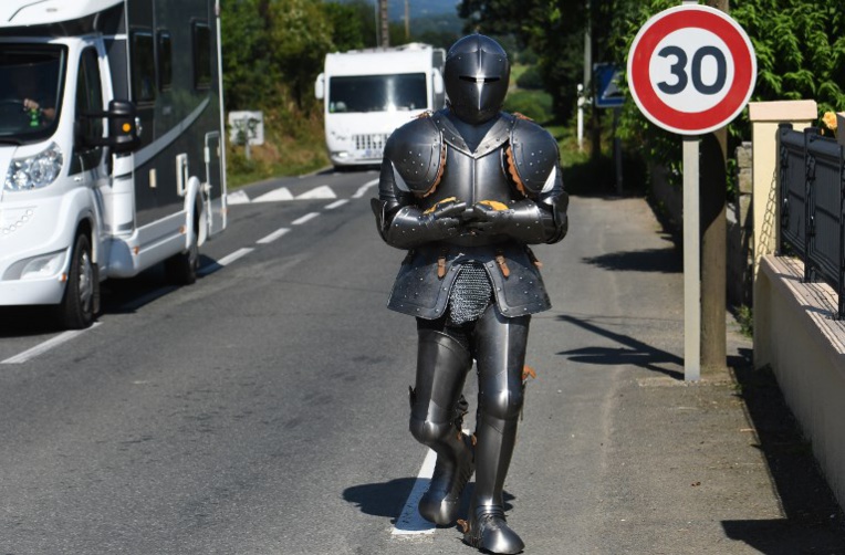 Poincheval, chevalier errant, en armure sur les routes bretonnes