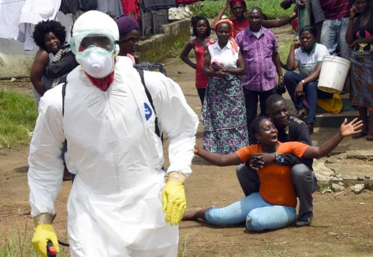 Une femme apprend la mort de son mari du virus Ebola la 4 octobre 2014 à Monrovia PASCAL GUYOT  /  AFP/Archives