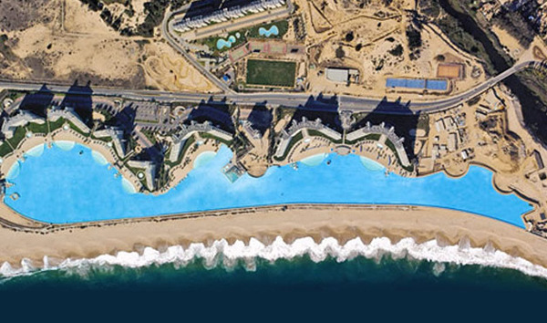 C’est la plus grand piscine du monde. Elle fait plus d’un kilomètre de long et à une aire de 8 hectares. L’eau est pompée de l’Océan Pacifique puis filtrée et traitée avant d’être envoyée dans la piscine.