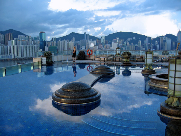 Le Harbour Grand Hong Kong, un icône du luxe en Chine, possède une des piscines les plus spectaculaires au monde situé au 23ème étage de l’hôtel. La piscine possède une vue sur les gratte-ciels de la ville toute à fait sublime.