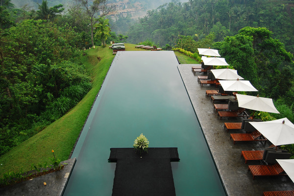 La calme piscine vert émeraude flotte au dessus de la vallée de Ayung près de Bali. La piscine appartient au complexe Alila Udubu, Payangan, un village de montagne traditionnel baliéen près de Ubud.