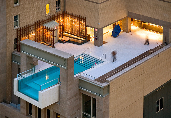 Cette piscine unique est située au 10ème étage de l’hôtel et surplombe le vide ( 8 pieds)