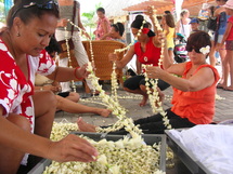2695m...Le plus grand collier de fleurs du monde est...tahitien!