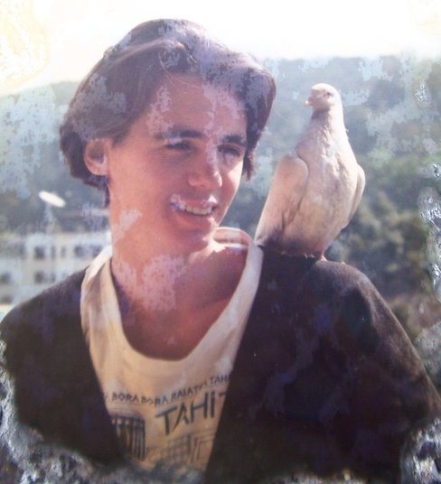 ...Puisqu'alors qu'Hiria était adolescent un pigeon déjà avait choisit la même épaule