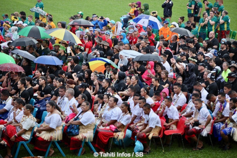 Les délégations se sont ensuite installées pour voir le show de danse Les délégations se sont ensuite installées pour voir le show de danse