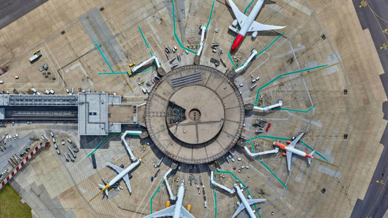 Les aéroports sont désormais totalement connectés (ici en illustration Gatwick Airport, à Londres, qui a  décidé la mise à jour de son système informatique pour 15 millions de dollars en y intégrant même de l'intelligence artificielle. Crédit : Hewlett Packard Enterprise Development LP)