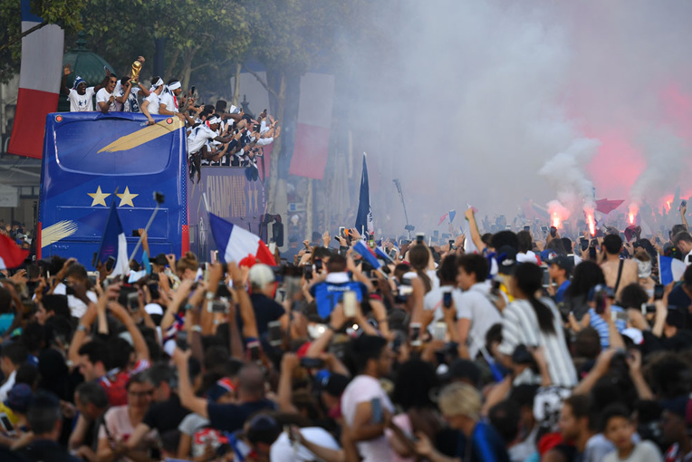 Des Champs-Elysées à l'Élysée, les Bleus champions du monde acclamés par une foule en délire Des Champs-Elysées à l'Élysée, les Bleus champions du monde acclamés par une foule en délire