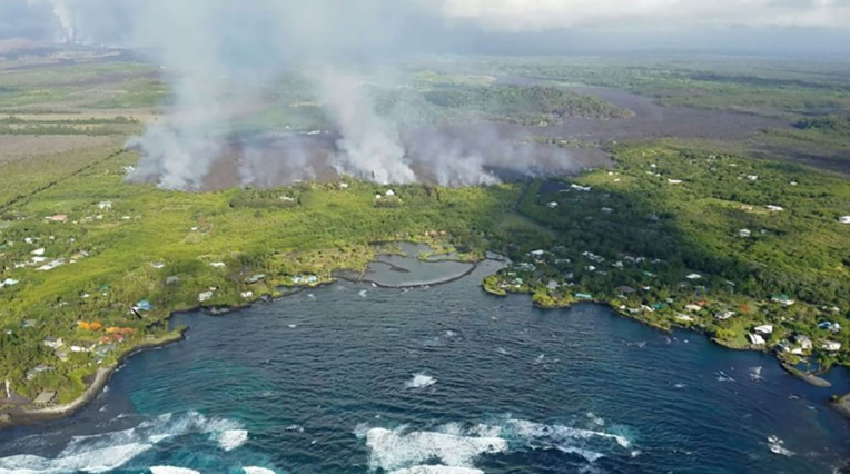 Eruption à Hawaï: 23 blessés dans un tour en bateau, nouvelle île de lave