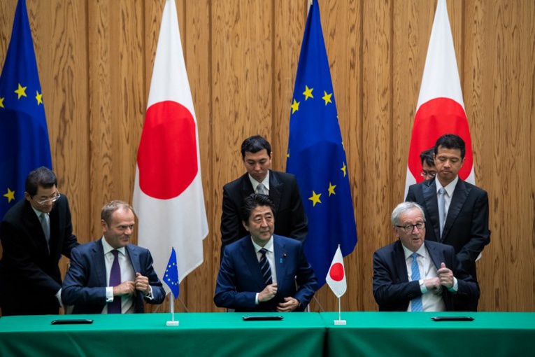Dans un "message" à Trump, UE et Japon signent un vaste accord commercial