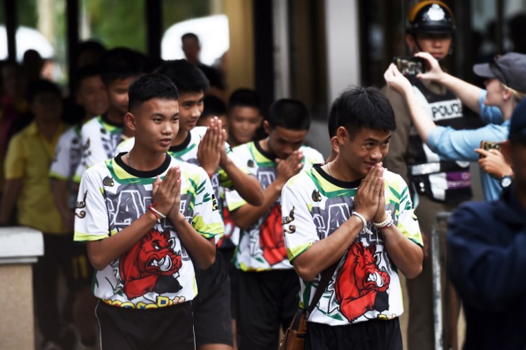 Thaïlande: les jeunes rescapés de la grotte racontent le "miracle" de leur sauvetage