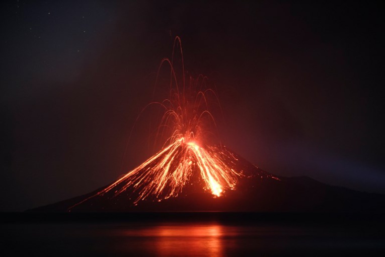 Indonésie: "l'enfant" du volcan Krakatoa entre en éruption Indonésie: "l'enfant" du volcan Krakatoa entre en éruption