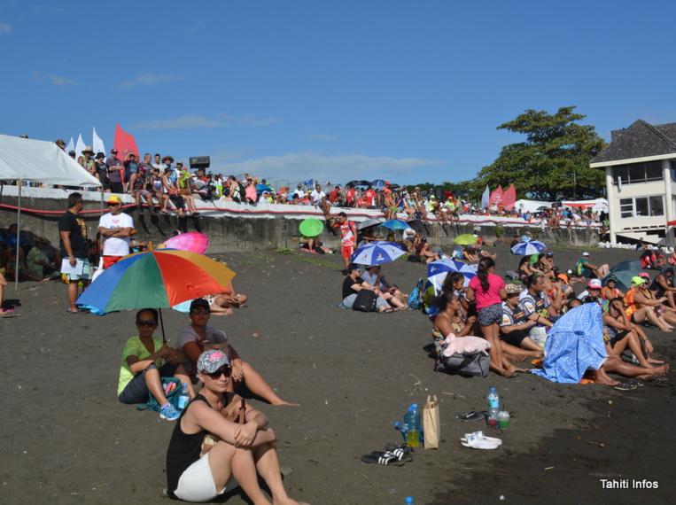 Le beau temps a entraîné les fans de va'a vers la plage. L'occasion de se baigner tout en suivant les courses au plus près ! Les gradins sont également bien remplis, et ce n'est que le premier jour de compétition.