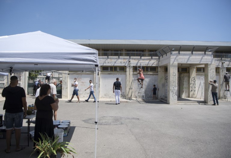 A Marseille, des parents et des militants LFI repeignent eux-mêmes une école A Marseille, des parents et des militants LFI repeignent eux-mêmes une école