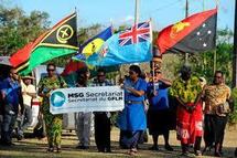Le Groupe Mélanésien Fer de Lance fait flotter son nouveau drapeau
