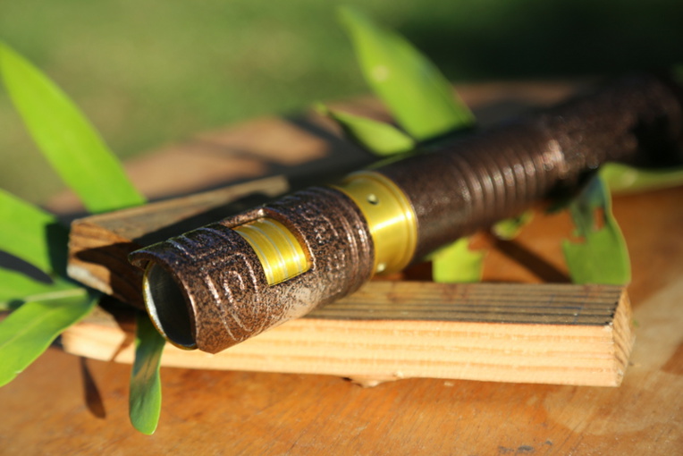 Découvrez le sabre laser tatoué fabriqué par un jeune Tahitien Découvrez le sabre laser tatoué fabriqué par un jeune Tahitien