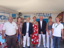 De gauche à droite : Pierre Dinard, Directeur du Hawaiki Nui hôtel et Président fondateur de la Tahiti Pearl Regatta, Stéphanie Betz d'Archipelagoes, Jean-Pierre Tuveri Maire de St Tropez, Mareva Wong chargée de Promotion au Gie Tahiti Tourisme, Andr