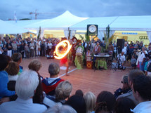 La troupe de Terii Taputu a rassemblée un vaste public enthousiaste sur le parvis du village.