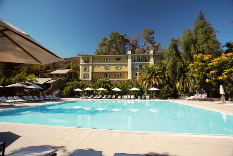 La très grande piscine extérieure de Termas Jahuel, avec, à l’arrière-plan l’un des bâtiments du resort. Ambiance “cure thermale” dans les Vosges, mais avec le soleil garanti !