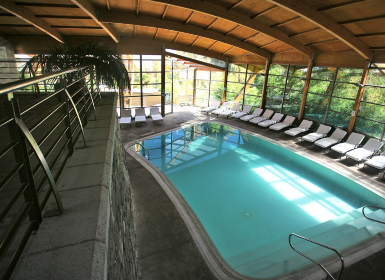 La superbe piscine intérieure, dont l’eau est chauffée à 32°C, idéale pour se relaxer. Les installations avaient été fermées en 2000 et ont été rénovées pendant cinq ans. La réouverture s’est faite le 28 octobre 2005.