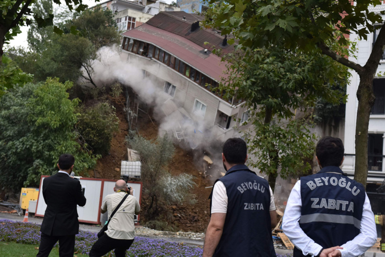 Spectaculaire effondrement d'un immeuble à Istanbul après des pluies Spectaculaire effondrement d'un immeuble à Istanbul après des pluies