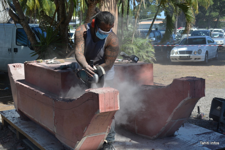La famille Tamarii sculpte un va'a de pierre grandeur nature