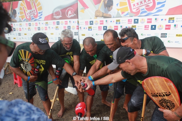 Le Team Teahupo'o était aux anges après sa médaille d'or Le Team Teahupo'o était aux anges après sa médaille d'or