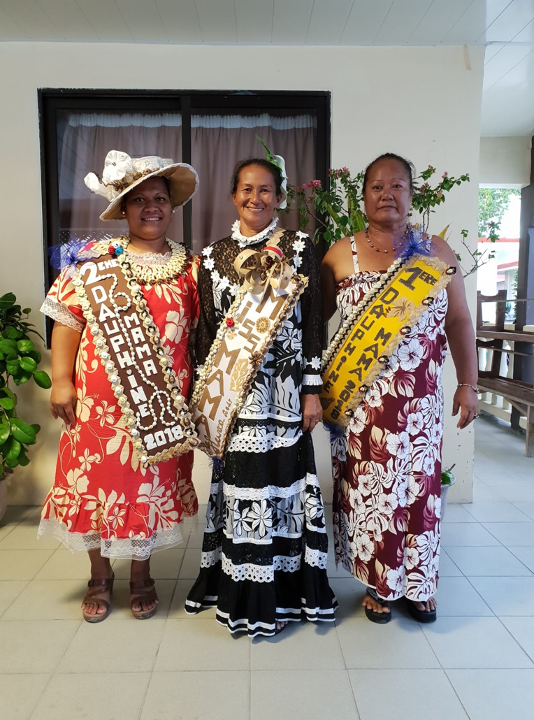 La plus belle māmā de Hao et ses dauphines. (Photo amateur) La plus belle māmā de Hao et ses dauphines. (Photo amateur)
