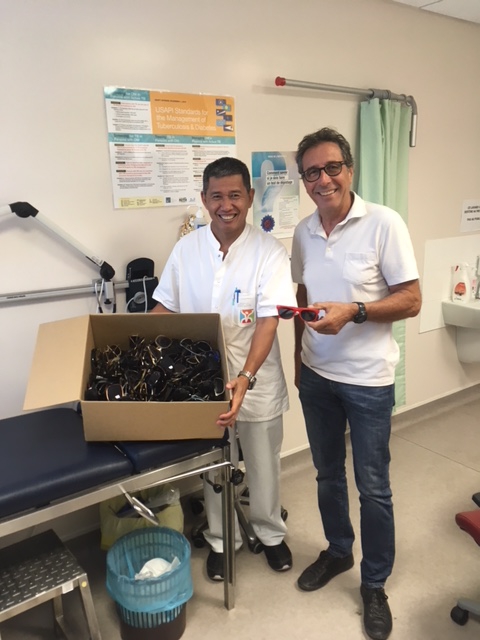 Le docteur Lam Nguyen du CHPF a reçu 200 paires de lunettes de soleil pour ses patins. Il est accompagné par le docteur Gérard Mazeau, bénévole de l'Ordre de Malte
