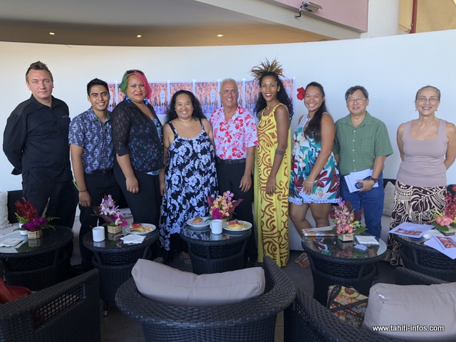 Le directeur de la restauration, Teva Teriitemoehaa est entouré des représentants des groupes de danse qui animeront cette 15ème édition du Te Hura Nui.