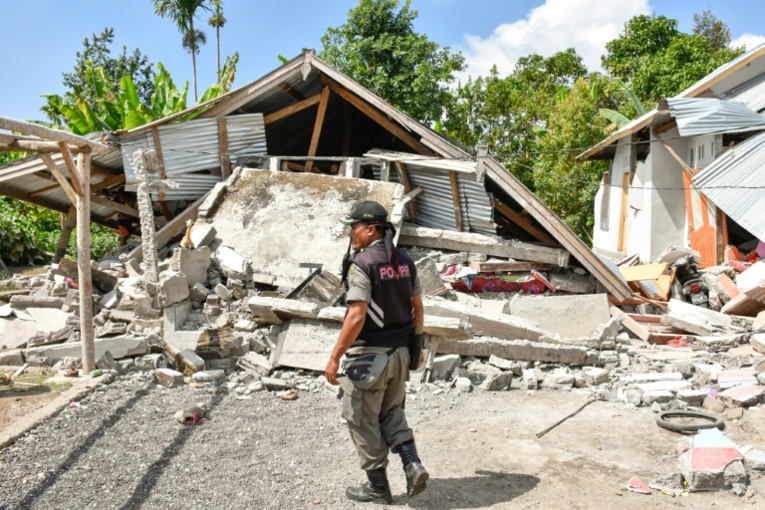 Indonésie: des touristes bloqués après un séisme commencent à descendre d'un volcan