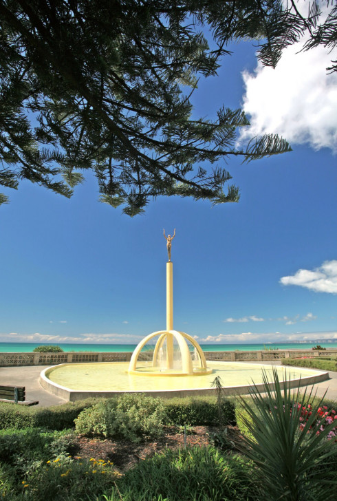 Cette fontaine Art Déco symbolise à elle seule la ville de Napier qui fait face au Pacifique. Au sommet de la colonne, on croirait une statue de Chiparus, le sculpteur d’origine roumaine qui a immortalisé dans le bronze les années folles.