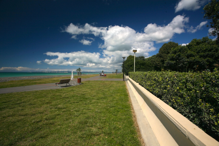 Le front de mer est d’une exceptionnelle longueur et largeur à Napier. À droite de la large plage, un espace aussi vaste est dévolu à des parcs et jardins fleuris.