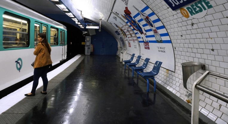 Chaleur "suffocante" et évacuations chaotiques: vives critiques après la panne dans le métro parisien Chaleur "suffocante" et évacuations chaotiques: vives critiques après la panne dans le métro parisien