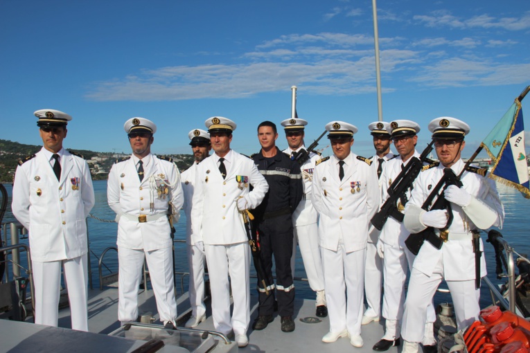 Le capitaine Pascal Brun et son équipage à bord du patrouilleur de gendarmerie maritime « Jasmin. »