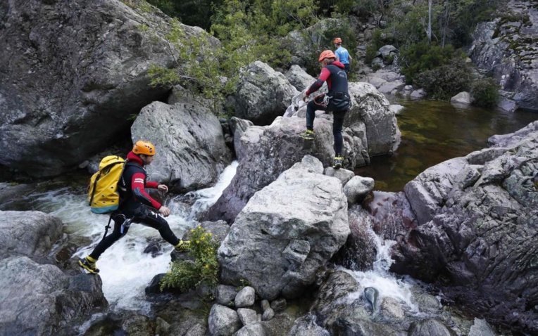 Emotion en Corse après la mort de 5 personnes, dont une fillette, emportées par une crue dans un canyon Emotion en Corse après la mort de 5 personnes, dont une fillette, emportées par une crue dans un canyon