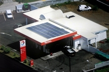 Illustration: Photo d'archive AFP prise le 20 décembre 2006 à Papeete d'une station-service équipée de panneaux photovoltaïques.