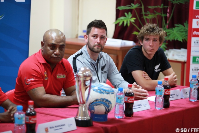 Au centre, Des Buckingham, coach de la Nouvelle Zélande Au centre, Des Buckingham, coach de la Nouvelle Zélande