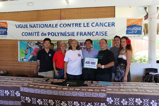 Tahiti Fitness Challenge remet un chèque de 600 000 F à la Ligue contre le cancer