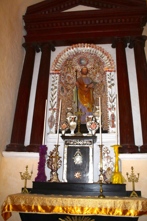 A gauche au maître autel, Saint Joseph veille, une croix dans une main, une hache (de menuisier) dans l’autre. La hache est un attribut d’ordinaire réservé à Matthieu.
