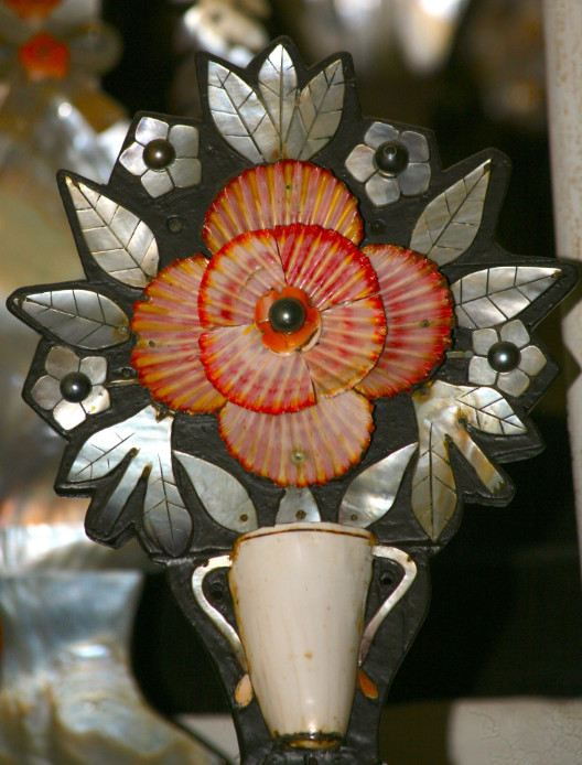Des nacres, des perles, mais aussi d’autres coquillages, comme ces pectens rouges (Gloripallium pallium), ont été utilisés pour magnifier les décorations.