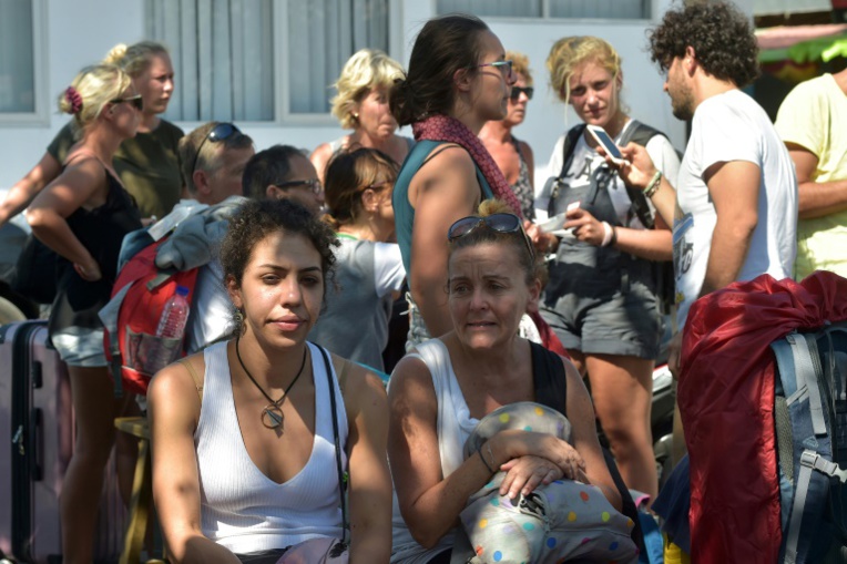 Indonésie: exode de touristes après un séisme meurtrier Indonésie: exode de touristes après un séisme meurtrier