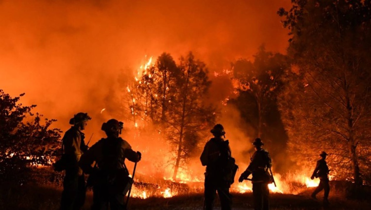 Californie: de gigantesques incendies poursuivent leur course folle