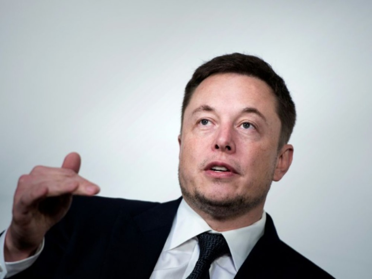 Tesla se penche sur son retrait de la Bourse, Elon Musk s'attire les critiques