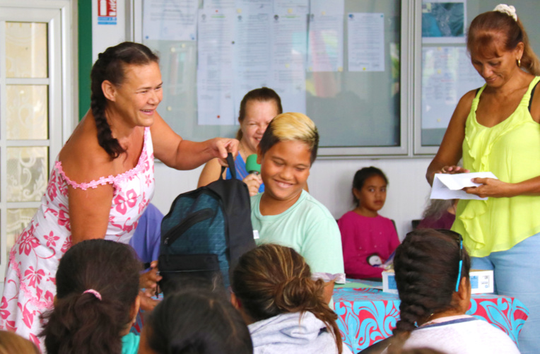 Heureux, ces enfants pourront bien démarrer leur année scolaire, en classe de 6ème. Crédit photo : commune de Paea. Heureux, ces enfants pourront bien démarrer leur année scolaire, en classe de 6ème. Crédit photo : commune de Paea.