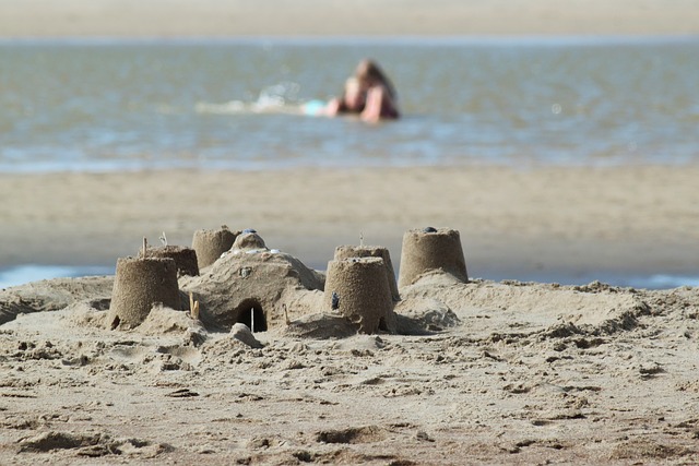 Vendée: un jeune homme se noie dans le trou de sable qu'il a creusé