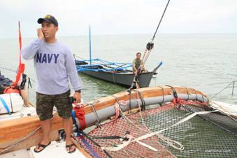 Mais voilà il faut faire les honneurs de la pirogue