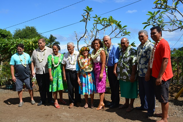 Au centre, couronnée de fleurs, Hélène Tauatiti qui vient de prendre sa retraite. A sa gauche, Lee-Ann Vairaaroa, nouvelle directrice de la Maison Familiale Rurale de Vairao filles.