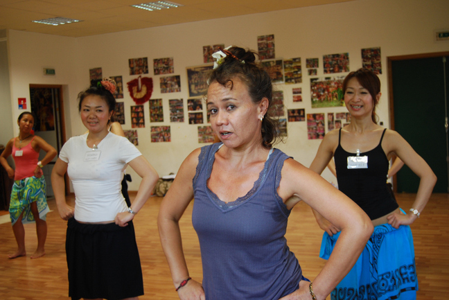 Initiation aux arts traditionnels:  Les sourires du soleil levant adoptent le 'Ori tahiti