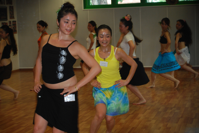 Initiation aux arts traditionnels:  Les sourires du soleil levant adoptent le 'Ori tahiti