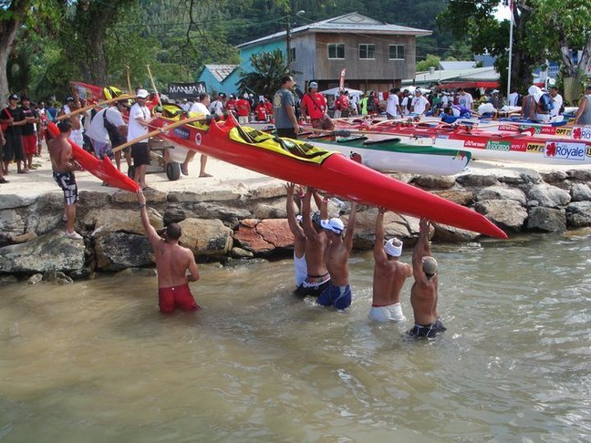 Hawaiki Nui Va'a 2010, c'est parti!  pesée des Va'a et cérémonie d'ouverture.